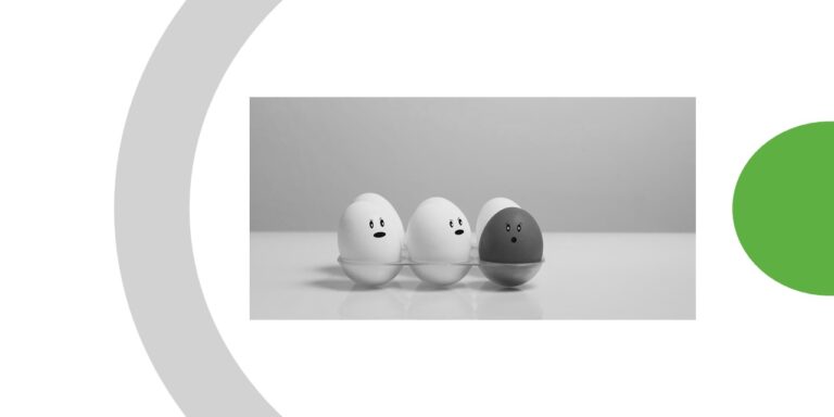 quatre boules dans un bocal. trois sont blanches, seul un est brun