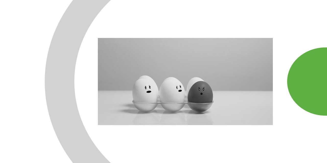 quatre boules dans un bocal. trois sont blanches, seul un est brun