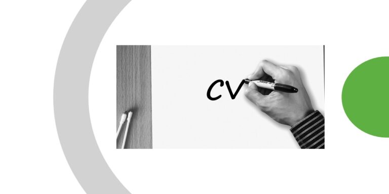 Une main d'homme tenant un stylo et qui écrit sur une feuille blanche «CV».