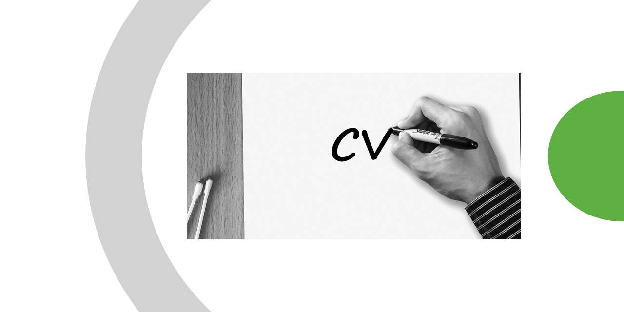 Une main d'homme tenant un stylo et qui écrit sur une feuille blanche «CV».