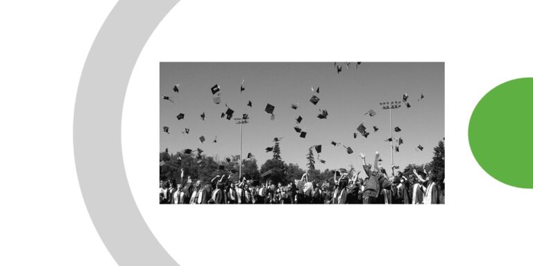 De nombreux étudiants diplômés en toge qui marquent leur joie en lançant leurs mortiers au ciel.