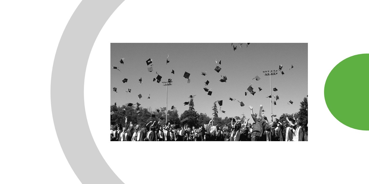 De nombreux étudiants diplômés en toge qui marquent leur joie en lançant leurs mortiers au ciel.