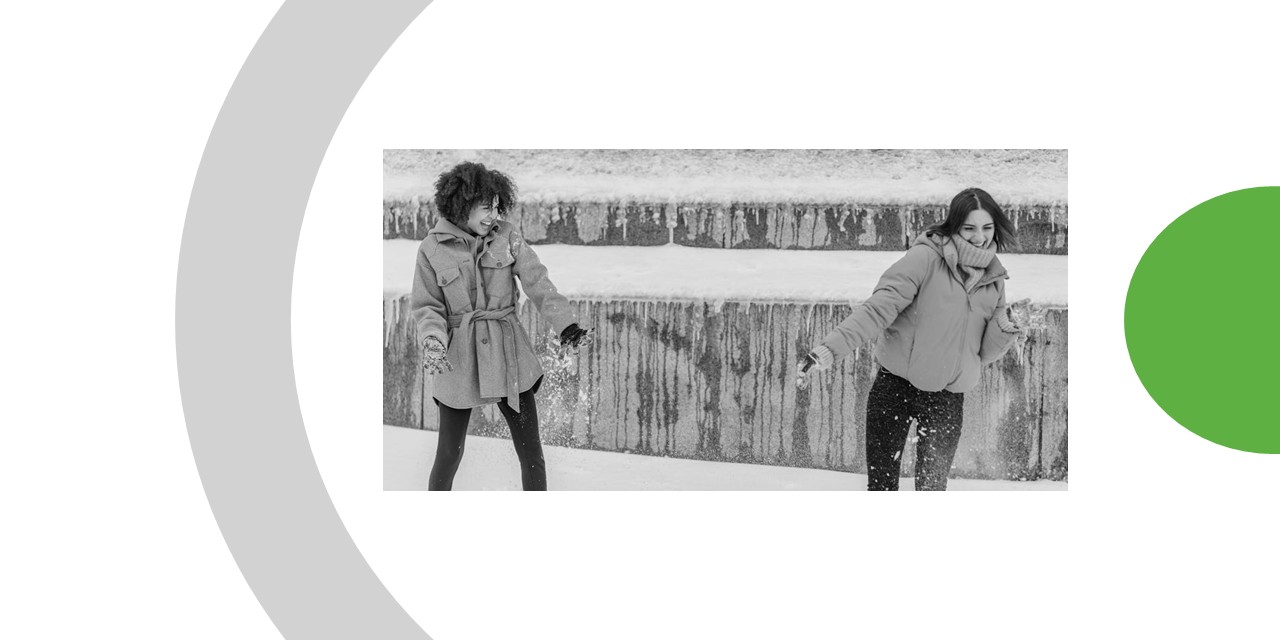 Deux jeunes filles debout en train de jouer sur la neige